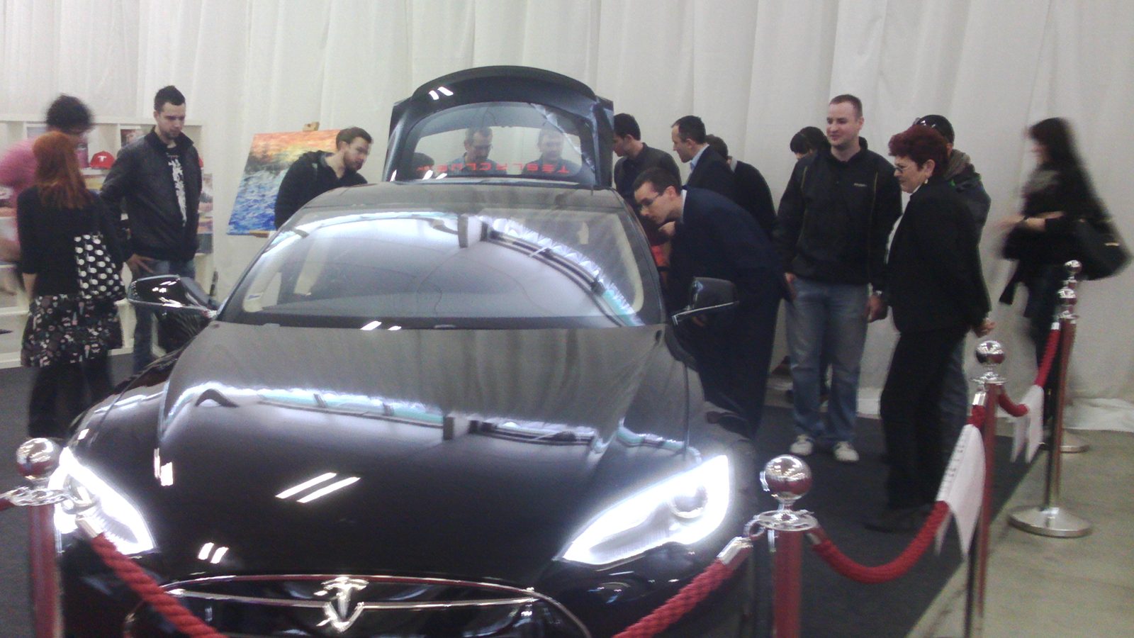 Návštevníci pri Tesle Model S, Autosalón Bratislava 2014